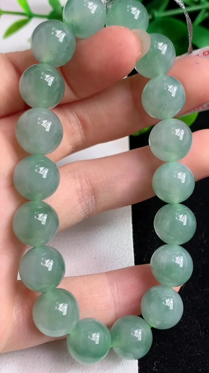 天然A货翡翠圆珠手串18颗，尺寸11，重量:41.95g4月30日
工厂直销收藏佳品,种好水足，色泽均匀，有种有色，上手高大气！