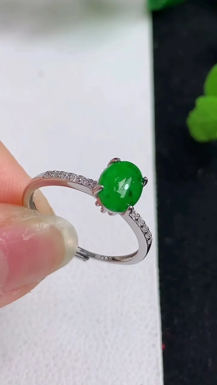 天然A货翡翠蛋面戒指，尺寸5.9-8，重量:1.63g2025年4月30日
工厂直销收藏佳品,种好水足，色泽均匀，有种有色，上手高大气！