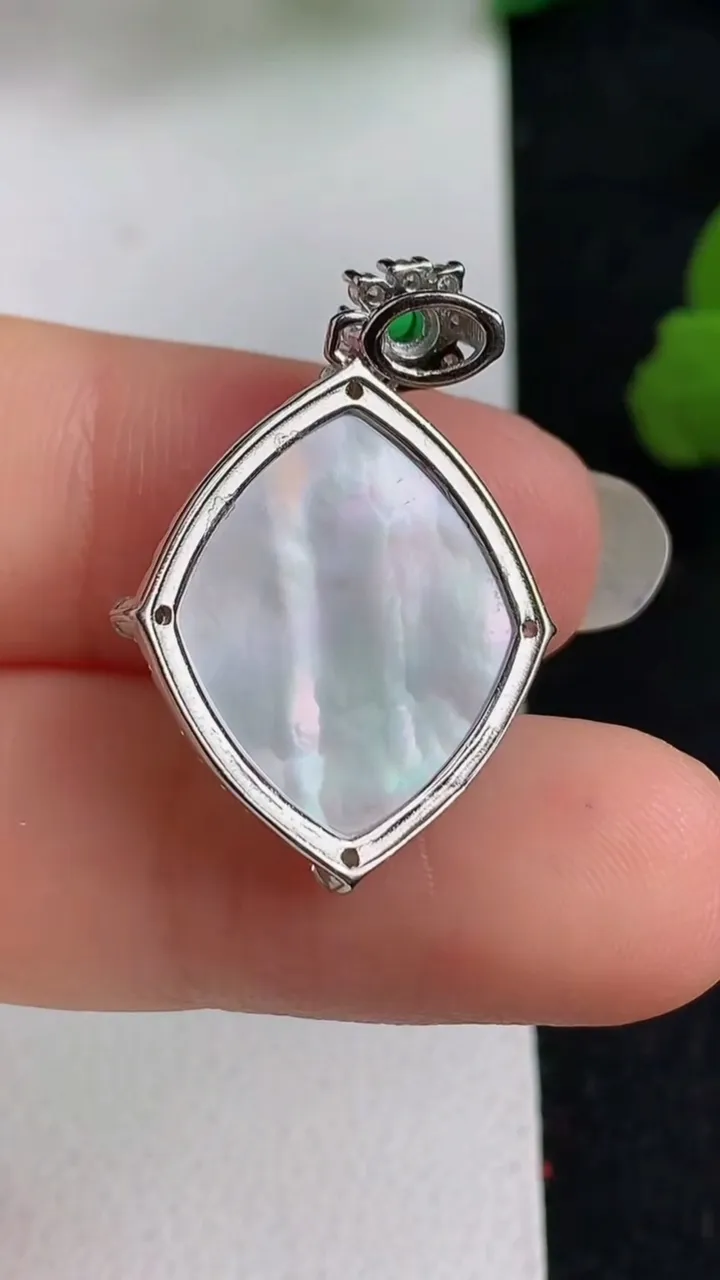 天然A货翡翠葫芦吊坠，尺寸28-19.6-5.7，裸石7.5-6.4，重量:2.66g
4月30日