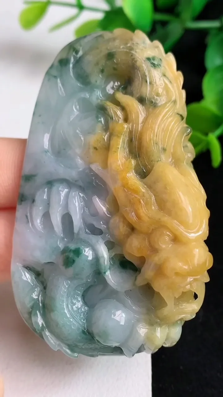 天然A货翡翠双彩龙牌吊坠，尺寸69-39-20，重:71.47g
4月30日
