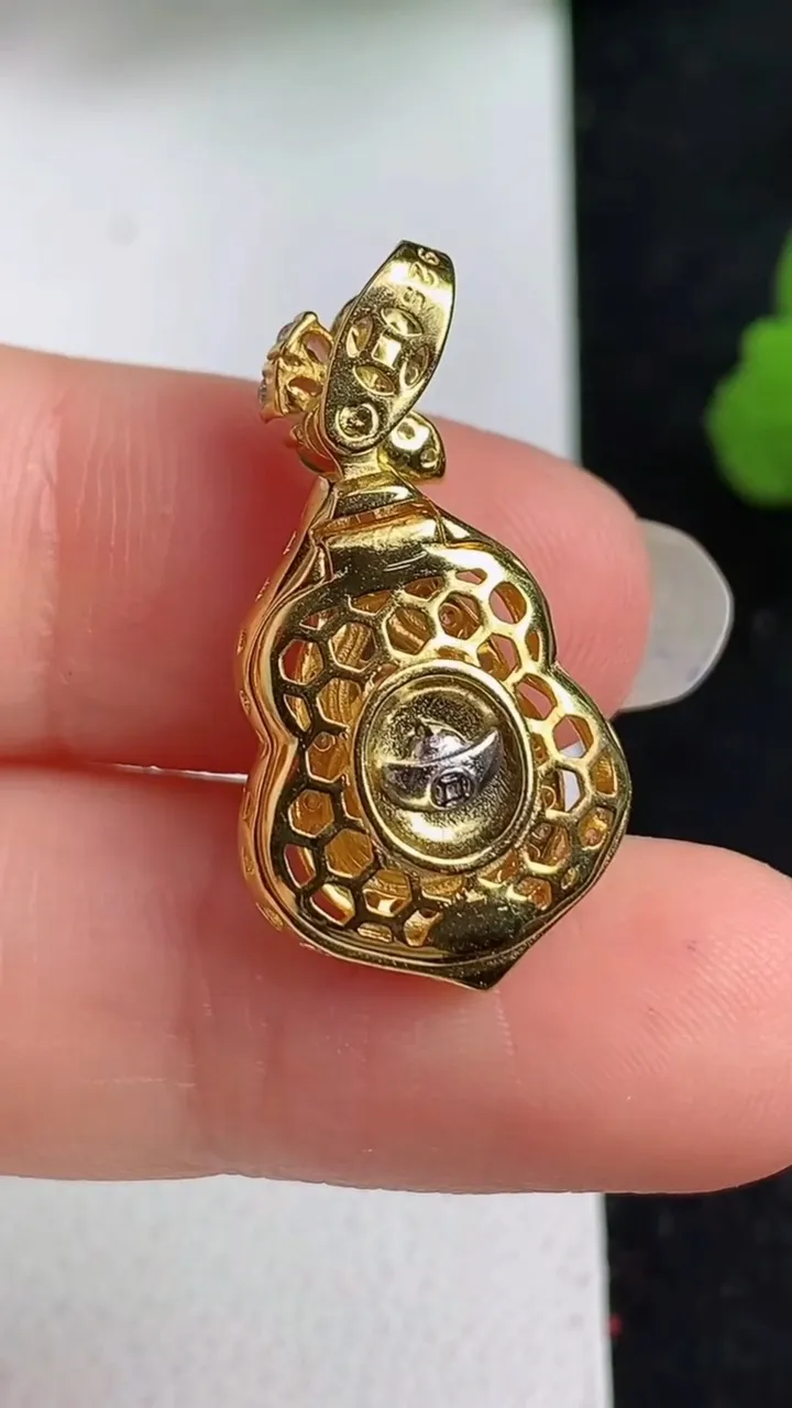 天然A货翡翠葫芦吊坠，尺寸9.8-8，重量:3.00g
4月30日