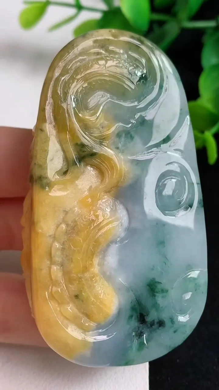 天然A货翡翠双彩龙牌吊坠，尺寸69-39-20，重:71.47g
4月30日