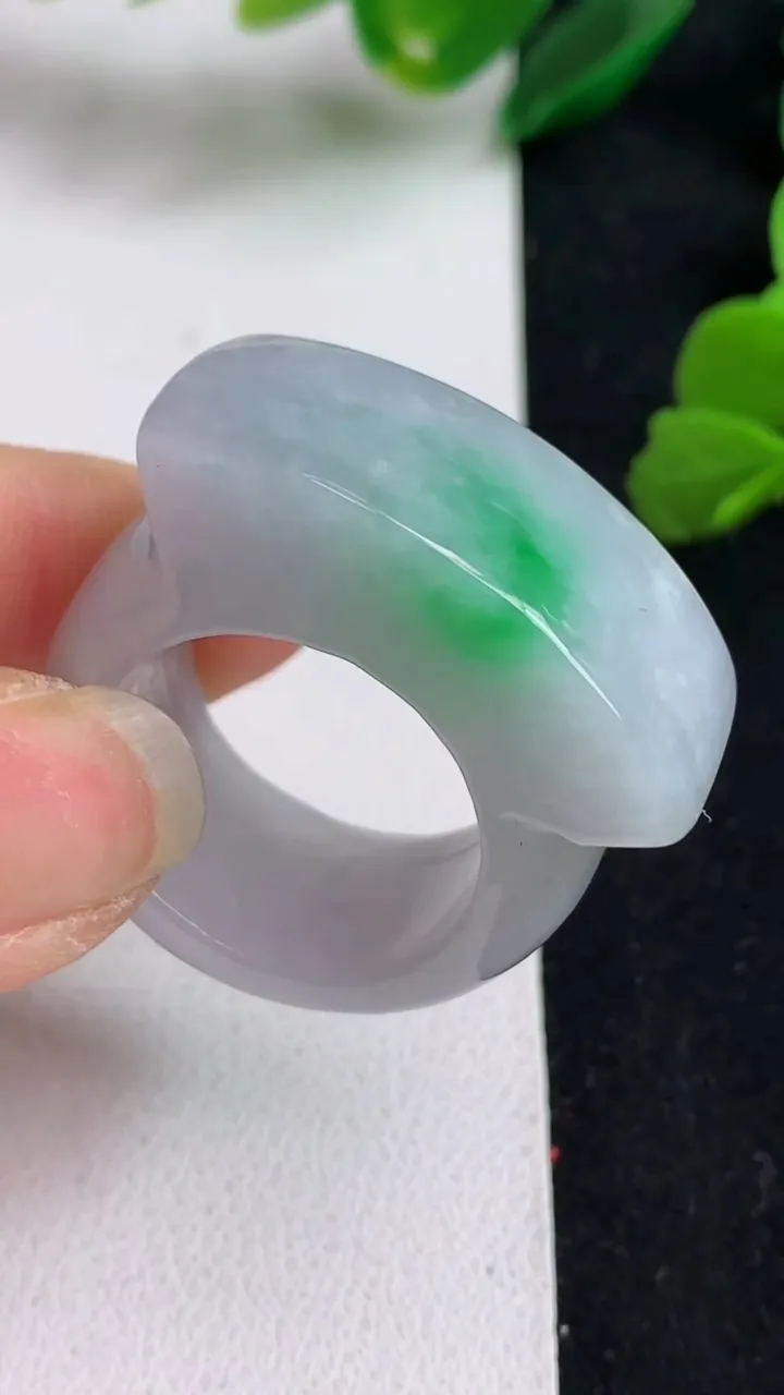 天然A货翡翠马鞍指环扳指，尺寸20.9-14-9，重:24.48g2025年4月30日
工厂直销收藏佳品,种好水足，色泽均匀，有种有色，上手高大气！
