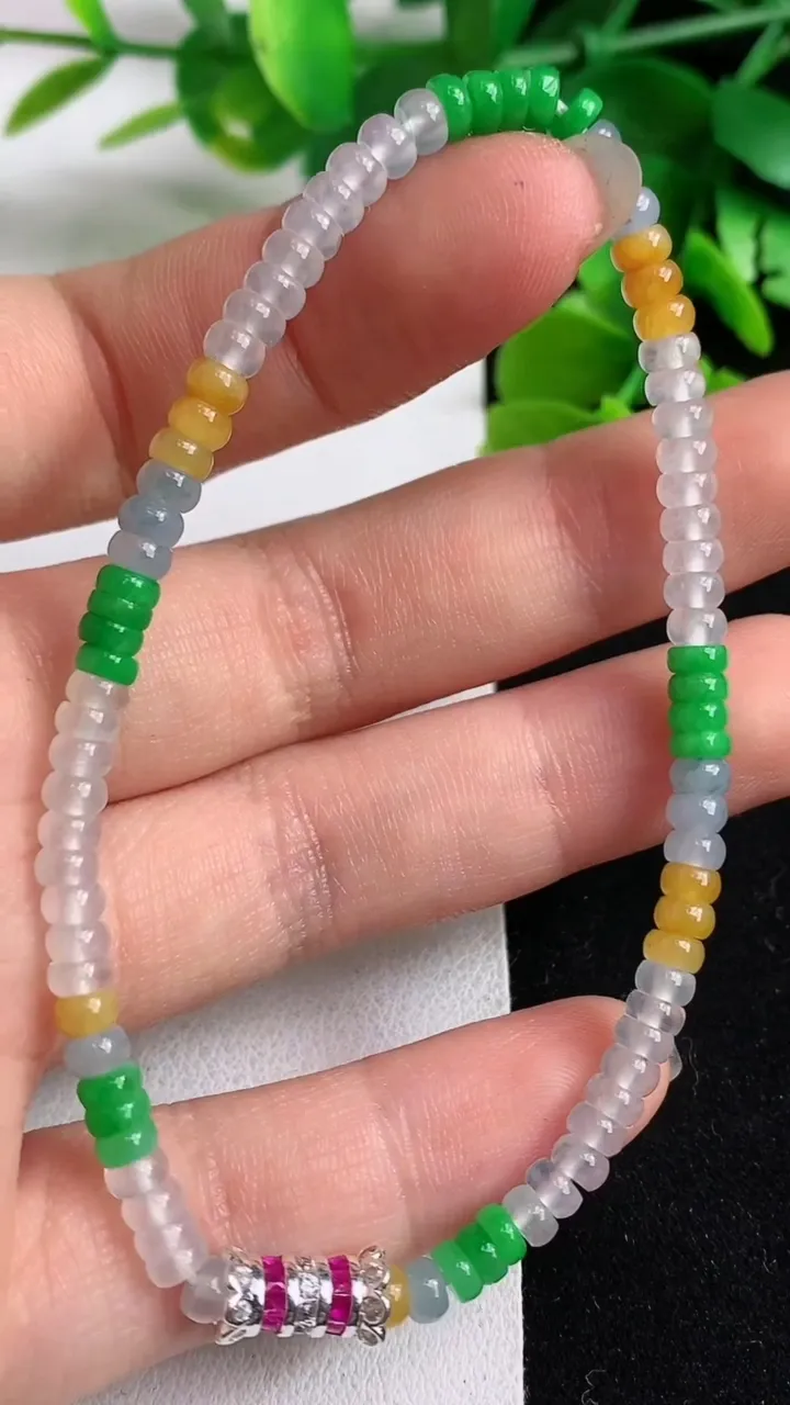 天然A货翡翠三彩算盘珠手串82颗，尺寸4-2.7，重量:7.09g4月30日
工厂直销收藏佳品,种好