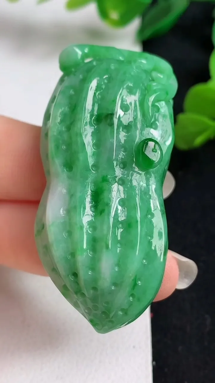 天然A货翡翠花生吊坠，尺寸53.6-25-16，重:37.34g
4月30日