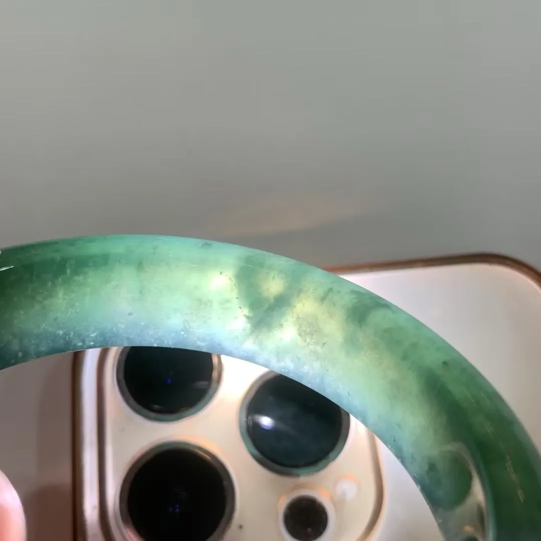 满色正圈手镯尺寸52.5*12.7*8.2 质地温润，通体碧绿，似被春光染透的翠叶，浓郁的绿意满溢而出，贵气优雅！