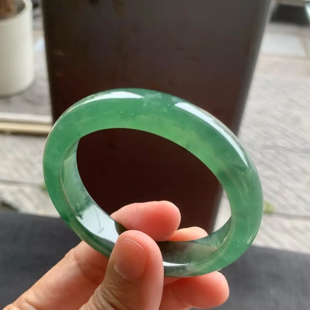 满色正圈手镯尺寸52.5*12.7*8.2 质地温润，通体碧绿，似被春光染透的翠叶，浓郁的绿意满溢而出，贵气优雅！