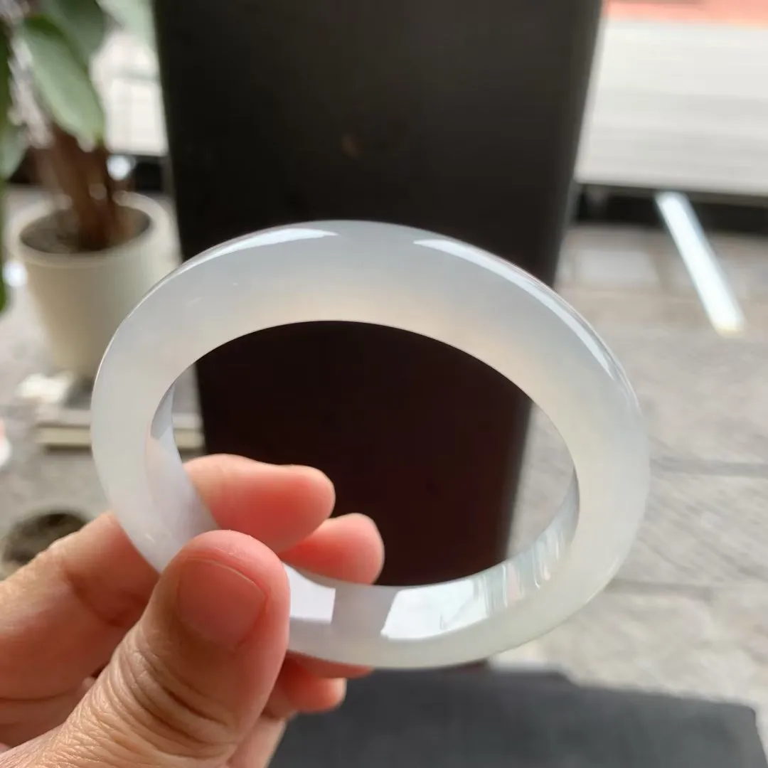 白冰正圈手镯尺寸56*12.2*9 通体冰透，清润水足，胶胶润润，清新高雅！