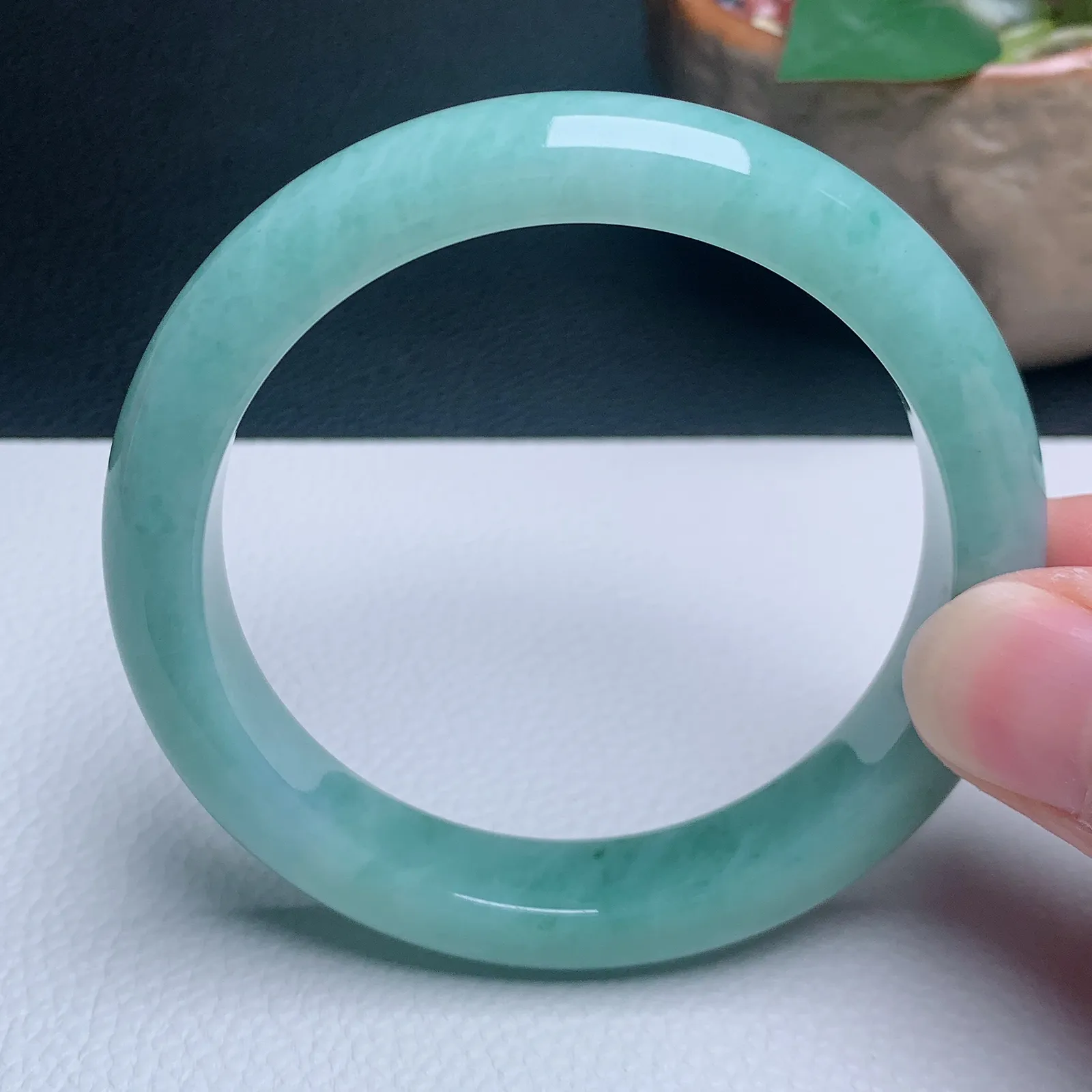 天然翡翠圈口58-59老坑飘绿手镯 玉质细腻 种水好 尺寸：58.3-11.9-8.5mm   M1