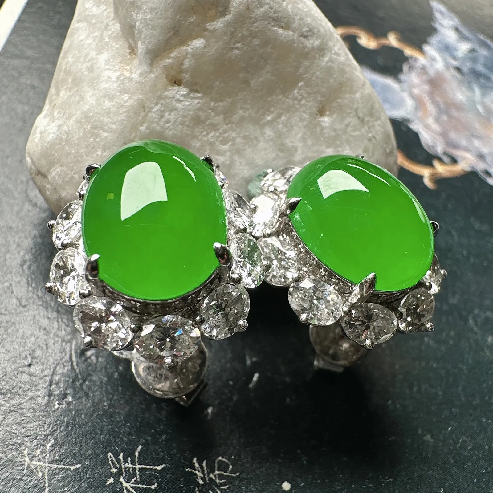 【冰绿蛋耳钉】种水上乘，阳绿色泽，纯净通透，收藏品质，18k金钻豪华镶嵌，裸石尺寸13.1*10*6.6毫米