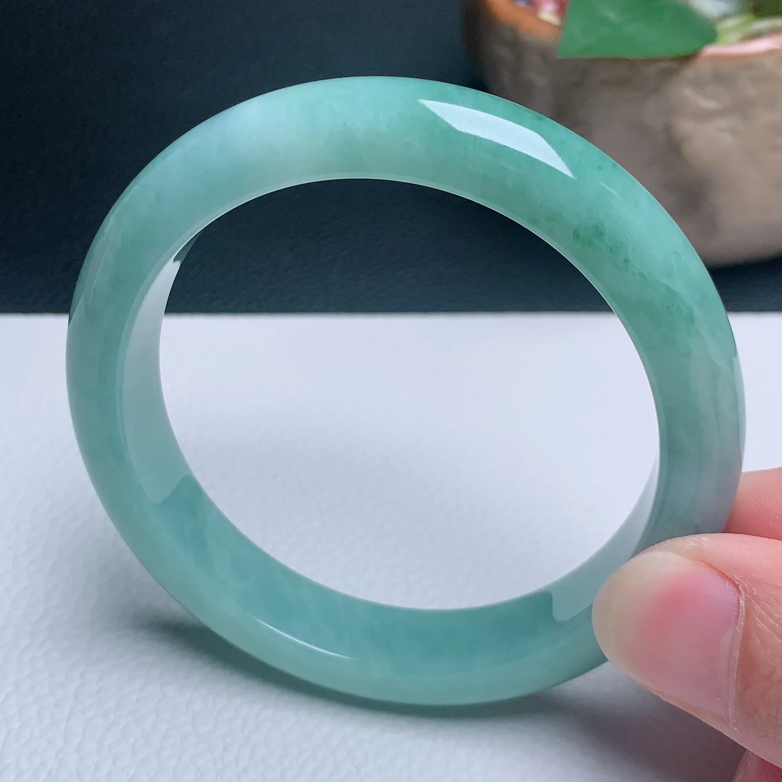 天然翡翠圈口58-59老坑飘绿手镯 玉质细腻 种水好 尺寸：58.3-11.9-8.5mm   M1