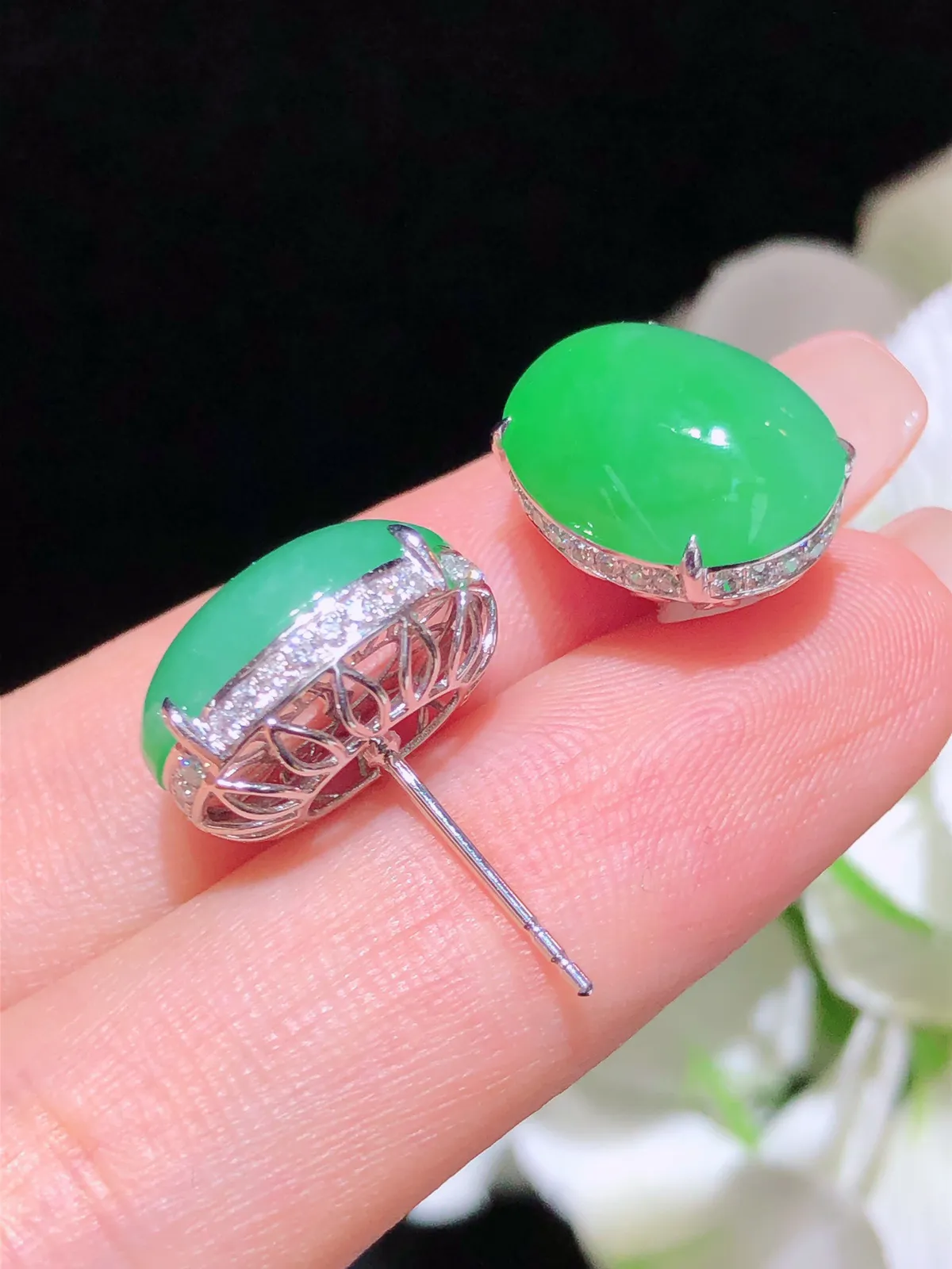 翡翠阳绿蛋面耳钉 颜色鲜艳 飘绿惹眼