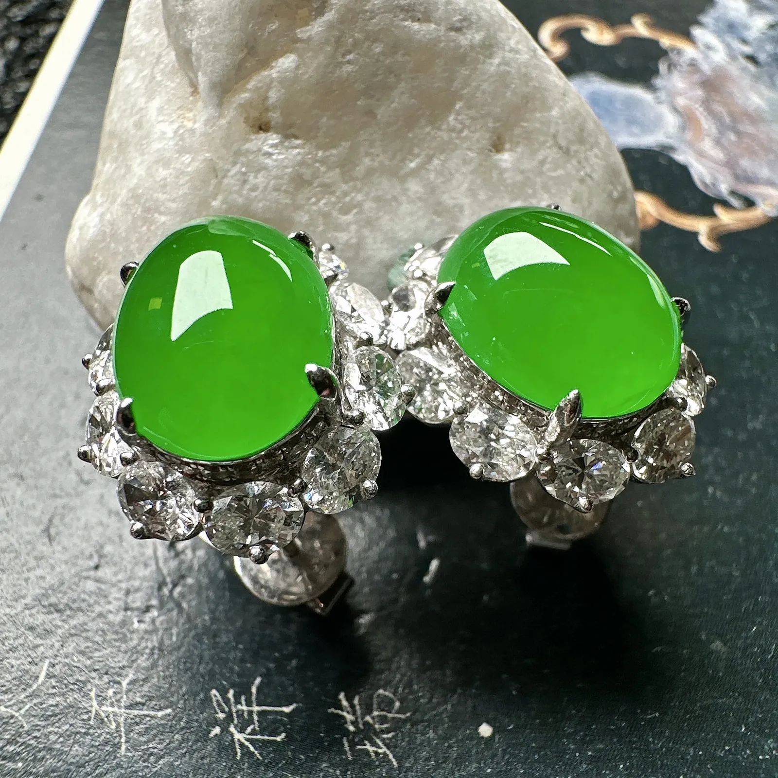 【冰绿蛋耳钉】种水上乘，阳绿色泽，纯净通透，收藏品质，18k金钻豪华镶嵌，裸石尺寸13.1*10*6.6毫米