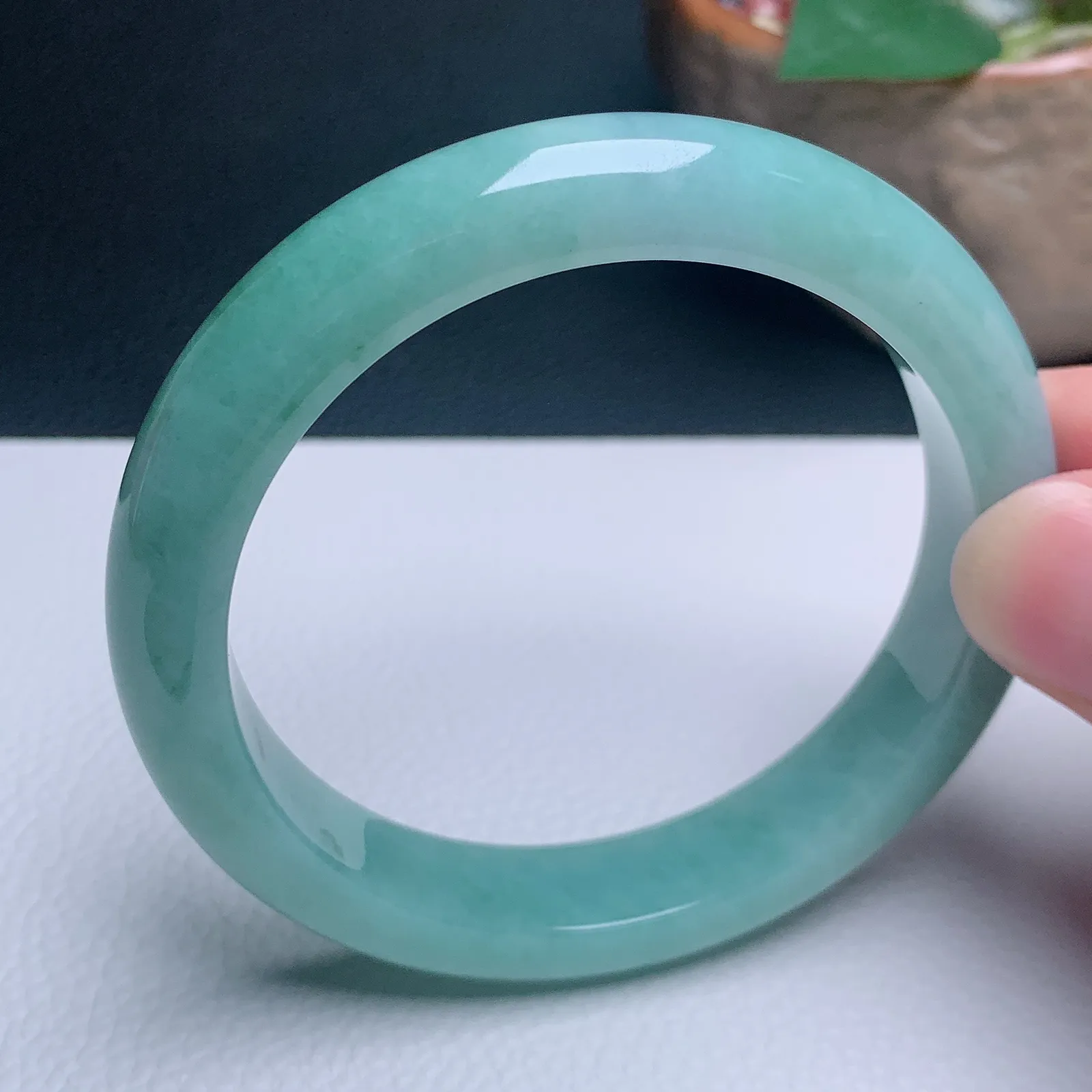 天然翡翠圈口58-59老坑飘绿手镯 玉质细腻 种水好 尺寸：58.3-11.9-8.5mm   M1