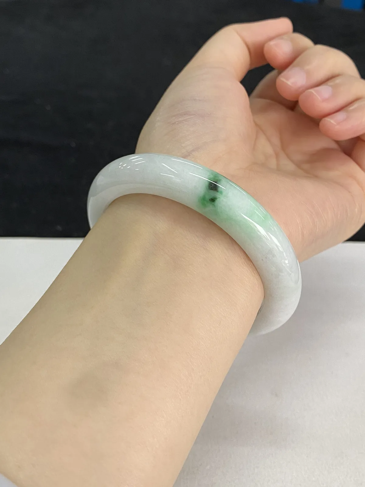 正圈54.4圈口，翡翠糯化种飘绿手镯
