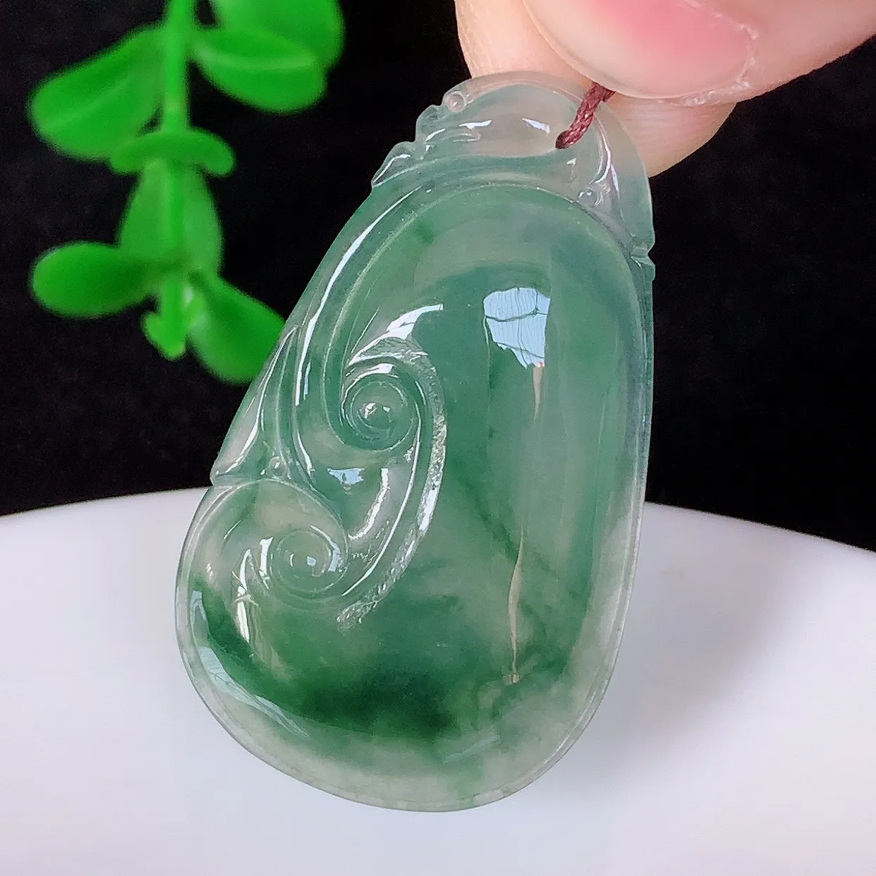 自然光实拍 冰种飘花翡翠如意吊坠，翡翠如意，上身效果非常美 饱满大气 工艺美，万事如意，如意一生 #01.1