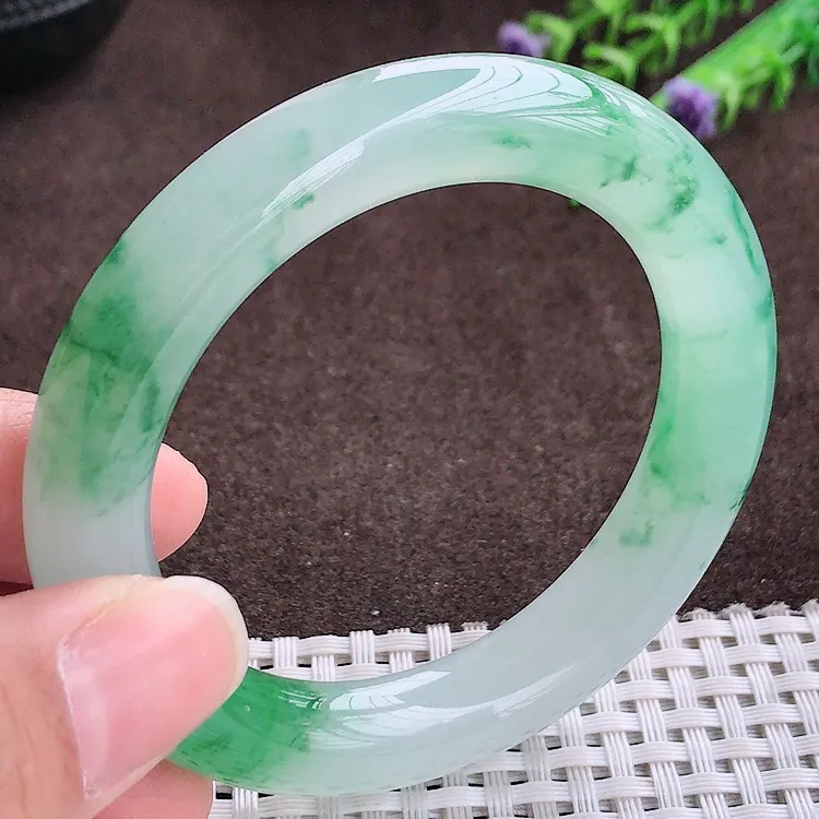自然光，52.1小圈口，收藏佳品，老坑冰种飘绿圆条手镯，翡翠美人镯，玉质细腻，冰莹起胶，色泽鲜美，均匀靓丽，雕工精湛，意境优美，清秀灵气，优雅气质，尺寸52.1/10.9/10.4