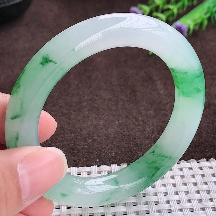 自然光，52.1小圈口，收藏佳品，老坑冰种飘绿圆条手镯，翡翠美人镯，玉质细腻，冰莹起胶，色泽鲜美，均匀靓丽，雕工精湛，意境优美，清秀灵气，优雅气质，尺寸52.1/10.9/10.4