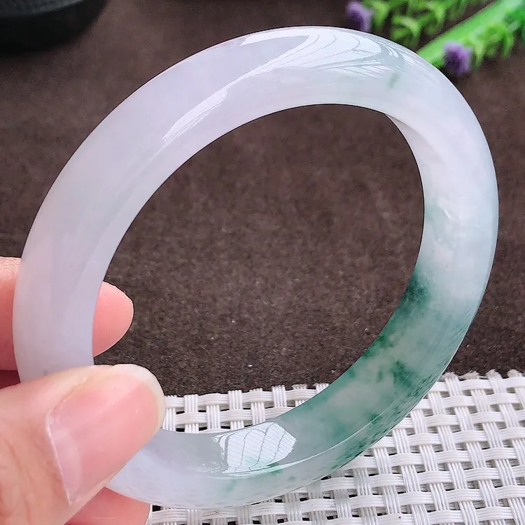 自然光，60.8圈口，老坑冰种果冻胶冰飘花手镯，大圈口翡翠玉镯，玉质细腻，冰莹起胶，色泽鲜美，均匀靓丽，雕工精湛，意境优美，清秀灵气，优雅气质，尺寸60.8/12.6/9.6