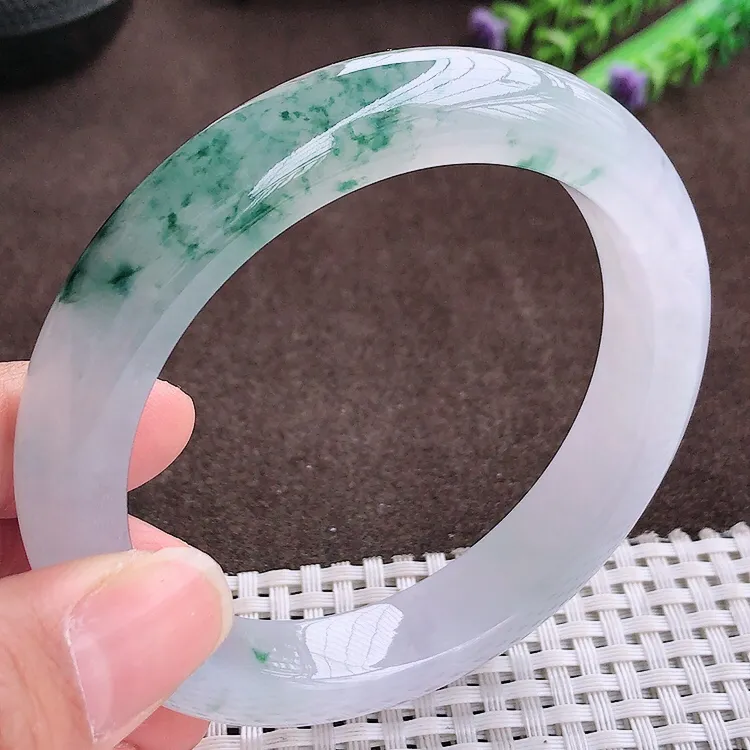 自然光，60.8圈口，老坑冰种果冻胶冰飘花手镯，大圈口翡翠玉镯，玉质细腻，冰莹起胶，色泽鲜美，均匀靓丽，雕工精湛，意境优美，清秀灵气，优雅气质，尺寸60.8/12.6/9.6