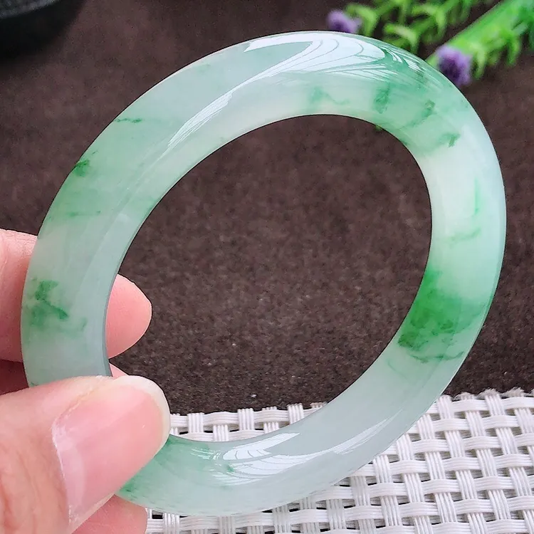 自然光，52.1小圈口，收藏佳品，老坑冰种飘绿圆条手镯，翡翠美人镯，玉质细腻，冰莹起胶，色泽鲜美，均匀靓丽，雕工精湛，意境优美，清秀灵气，优雅气质，尺寸52.1/10.9/10.4