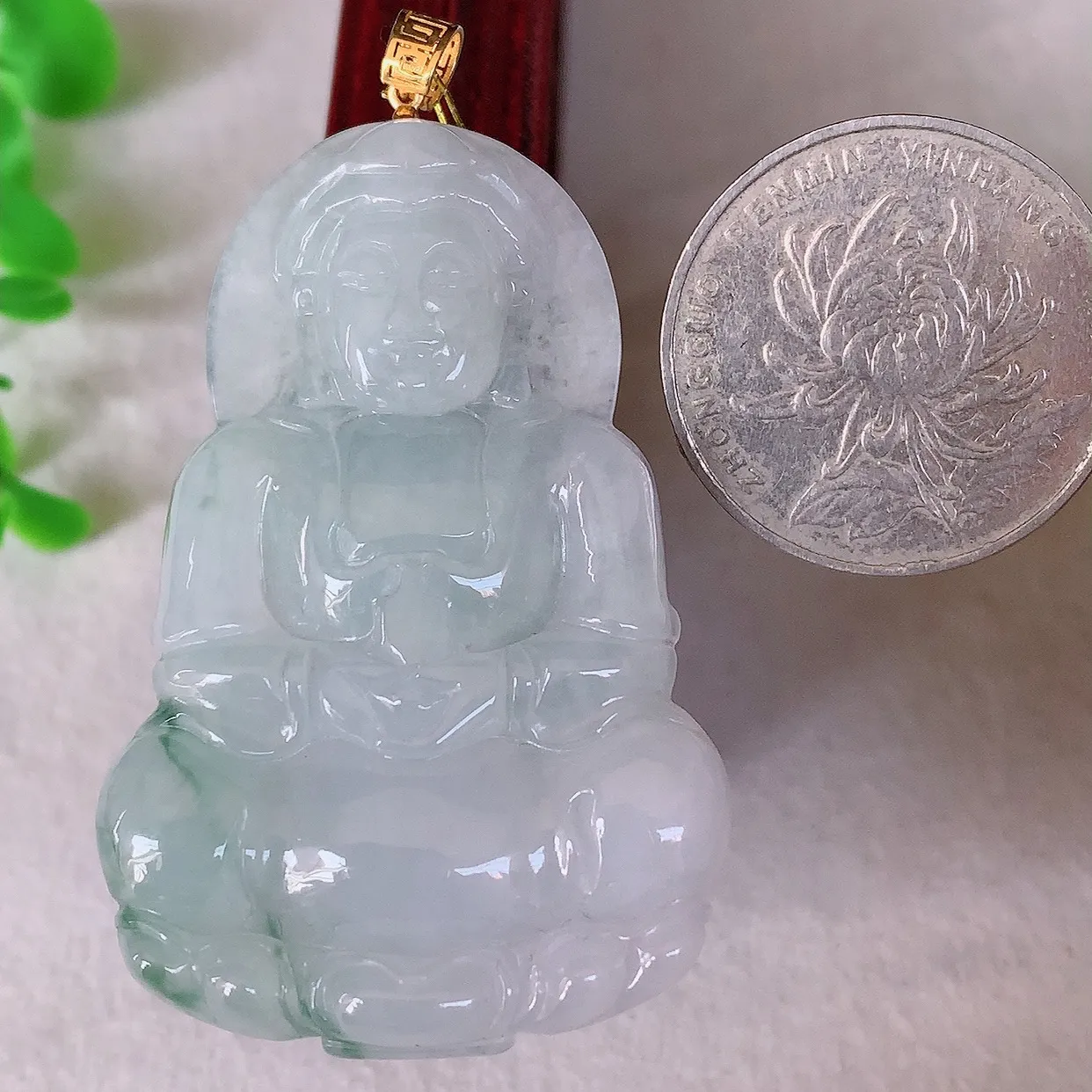 自然光实拍，18K金镶嵌冰飘花翡翠观音吊坠，赐福翡翠观音 翠色迷人，观音面相端庄，佩戴时尚出众！#35.1整体56.6*裸石49.8*32.5*5.6