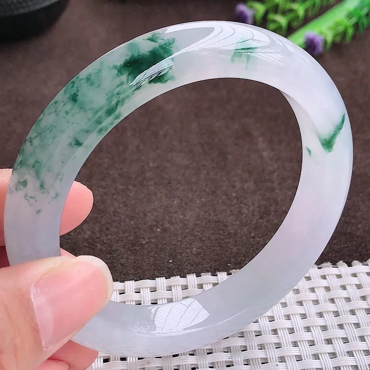 自然光，60.8圈口，老坑冰种果冻胶冰飘花手镯，大圈口翡翠玉镯，玉质细腻，冰莹起胶，色泽鲜美，均匀靓丽，雕工精湛，意境优美，清秀灵气，优雅气质，尺寸60.8/12.6/9.6
