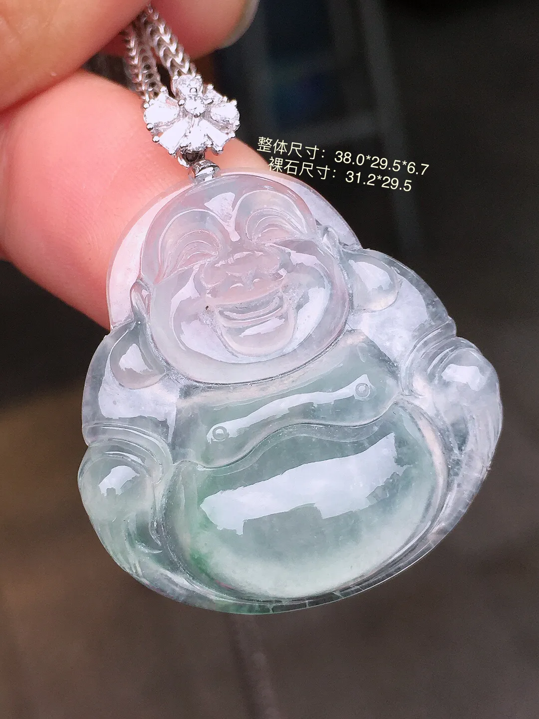 冰种佛公吊坠，玉质细腻，荧光感超
强，饱满水润，气质满满。18k
金豪华镶嵌