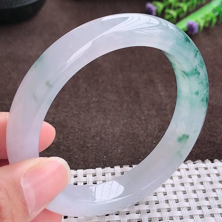 自然光，60.8圈口，老坑冰种果冻胶冰飘花手镯，大圈口翡翠玉镯，玉质细腻，冰莹起胶，色泽鲜美，均匀靓丽，雕工精湛，意境优美，清秀灵气，优雅气质，尺寸60.8/12.6/9.6