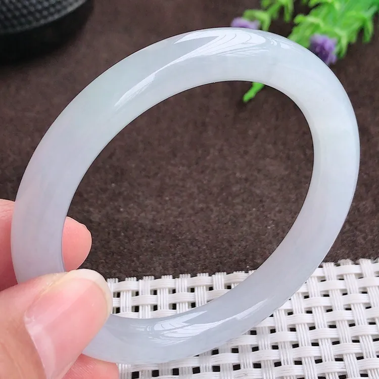 自然光，52.5圈口，老坑冰胶果冻胶圆条手镯，翡翠美人镯，玉质细腻，冰莹起胶，色泽鲜美，均匀靓丽，雕工精湛，意境优美，清秀灵气，优雅气质，尺寸52.5/9/8.6