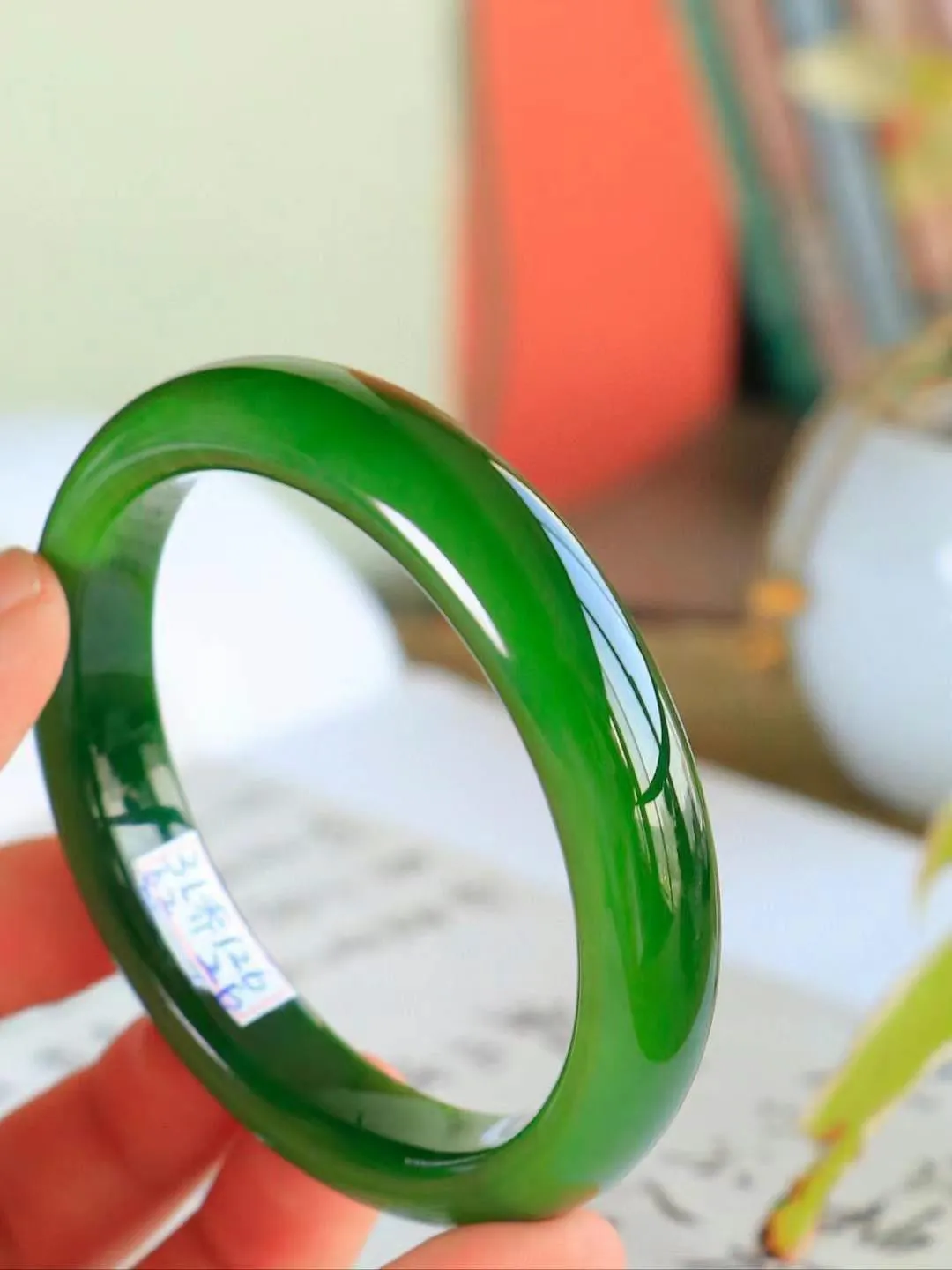 【岁月之韵.手镯】

收藏级臻品️和田玉碧玉手镯，手镯圆润饱满，寓意圆满和谐，承载着岁月的温柔与时光的沉淀。无论是日常佩戴还是珍藏，都是对美好生活的诗意表达。重67.2克  尺寸63.5-13.6-9.5mm  5640755T