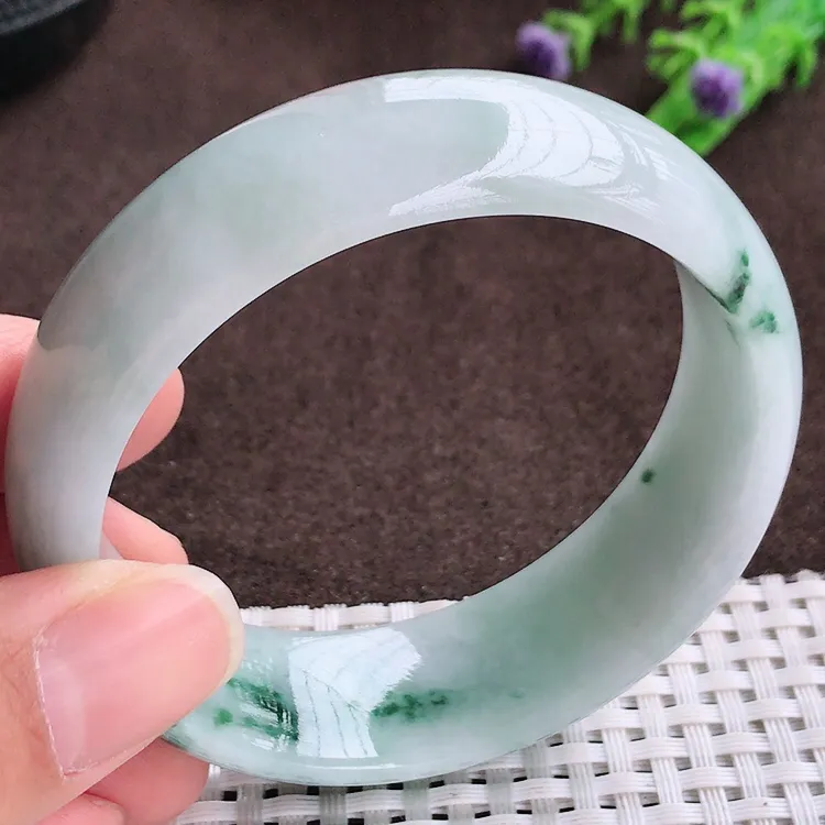 自然光，58.2圈口，老坑温润飘花轮胎手镯，翡翠美人镯，玉质细腻，冰莹起胶，色泽鲜美，均匀靓丽，雕工精湛，意境优美，清秀灵气，优雅气质，尺寸58.2/19.6/7.8