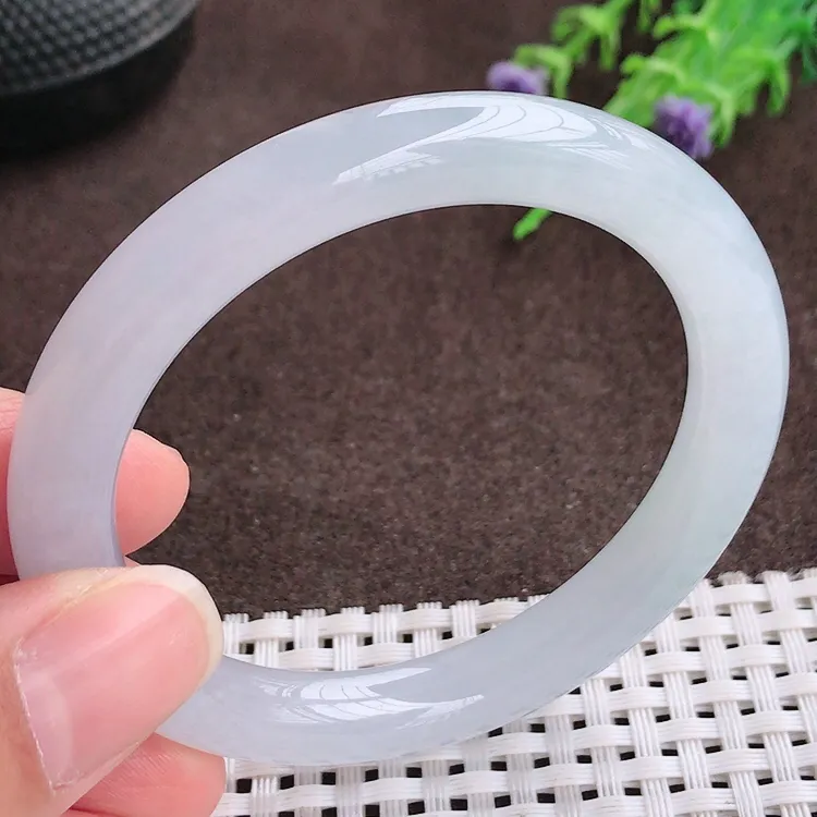 自然光，52.5圈口，老坑冰胶果冻胶圆条手镯，翡翠美人镯，玉质细腻，冰莹起胶，色泽鲜美，均匀靓丽，雕工精湛，意境优美，清秀灵气，优雅气质，尺寸52.5/9/8.6