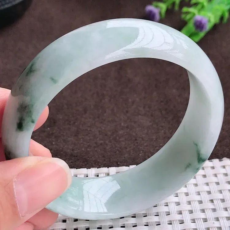 自然光，58.2圈口，老坑温润飘花轮胎手镯，翡翠美人镯，玉质细腻，冰莹起胶，色泽鲜美，均匀靓丽，雕工精湛，意境优美，清秀灵气，优雅气质，尺寸58.2/19.6/7.8