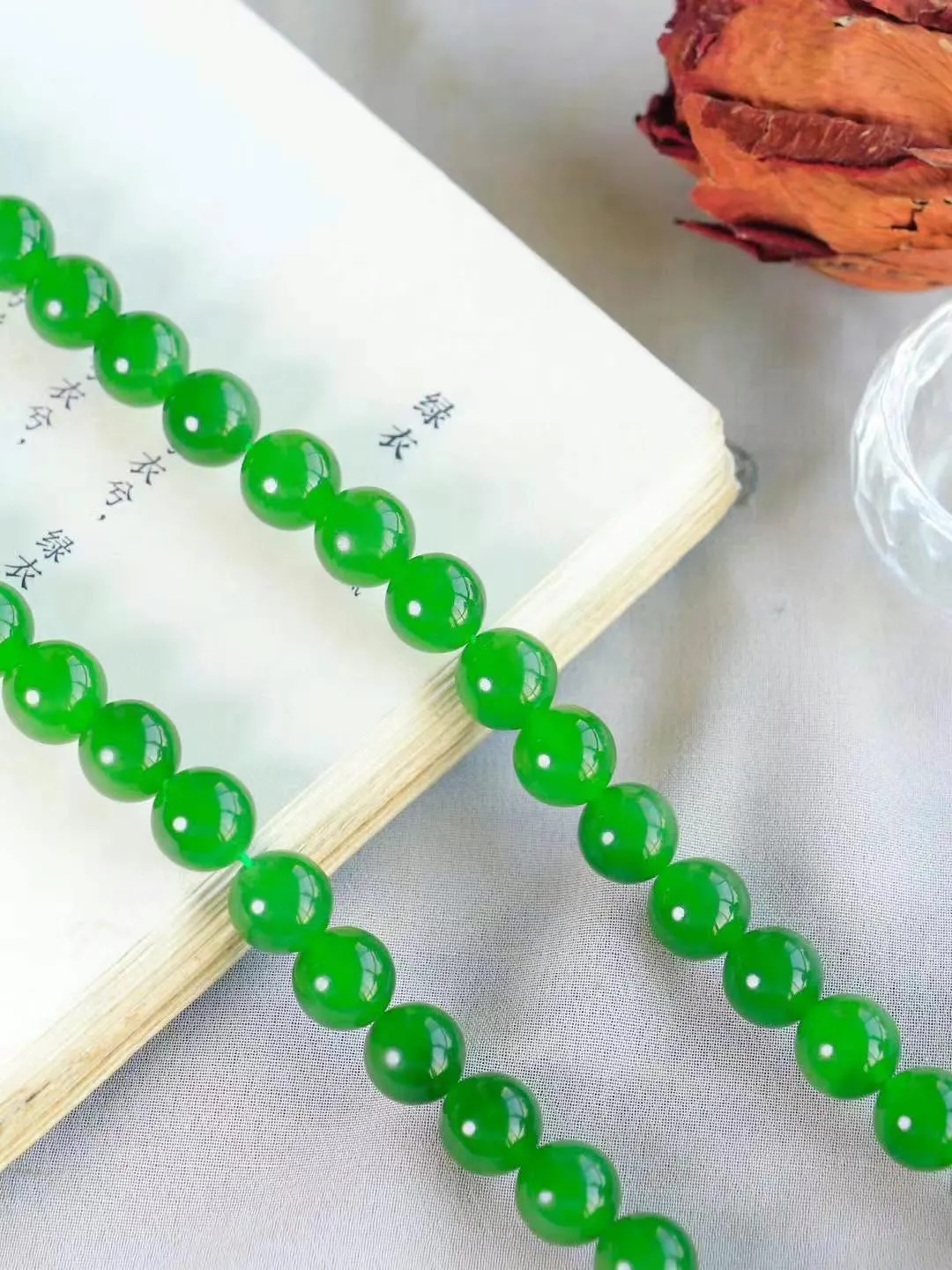 【鏈.108】

收藏級️和田玉碧玉圓珠108掛鏈 玉質溫潤細膩 油性十足 佩戴舒適。珠珠落玉盤，間關鶯語花底滑，一生美好時光，無論身在何處，都有它相伴相守。事事順遂，幸福美滿，吉祥如意。重180克 尺寸取一10mm FDT-7840793
