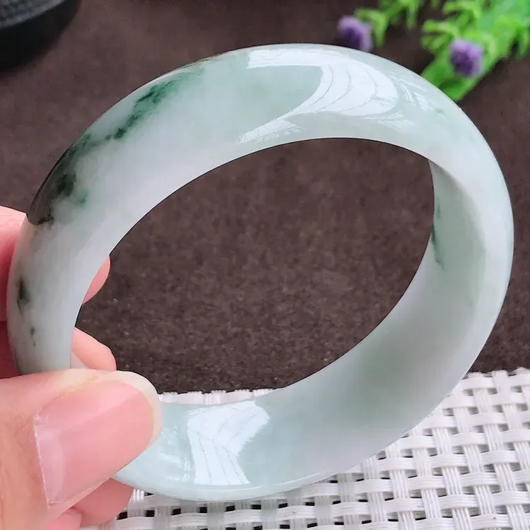 自然光，58.2圈口，老坑温润飘花轮胎手镯，翡翠美人镯，玉质细腻，冰莹起胶，色泽鲜美，均匀靓丽，雕工精湛，意境优美，清秀灵气，优雅气质，尺寸58.2/19.6/7.8