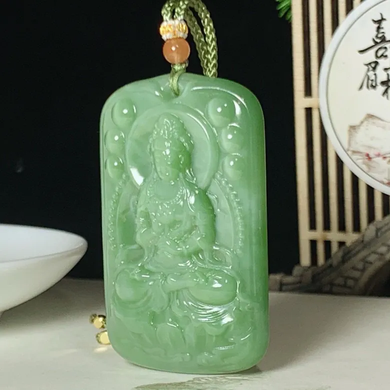 和田玉阳绿俄罗斯碧玉猫眼碧玉坐莲观音牌子挂件。尺寸55/33/12重40克。玉质细腻油润。手推出油。品相大气。lt250407