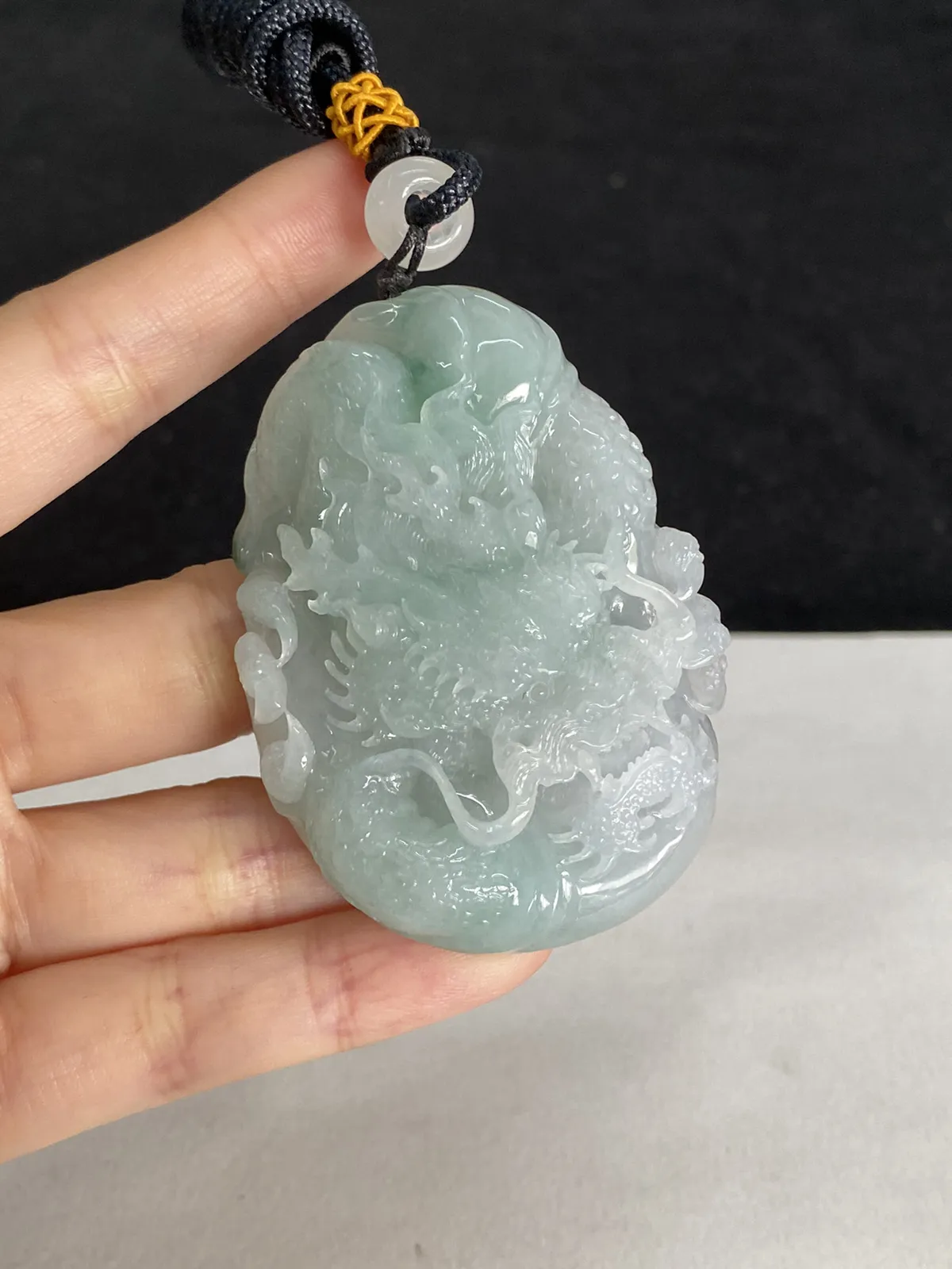 翡翠糯化种飘绿吊坠，配珠未测