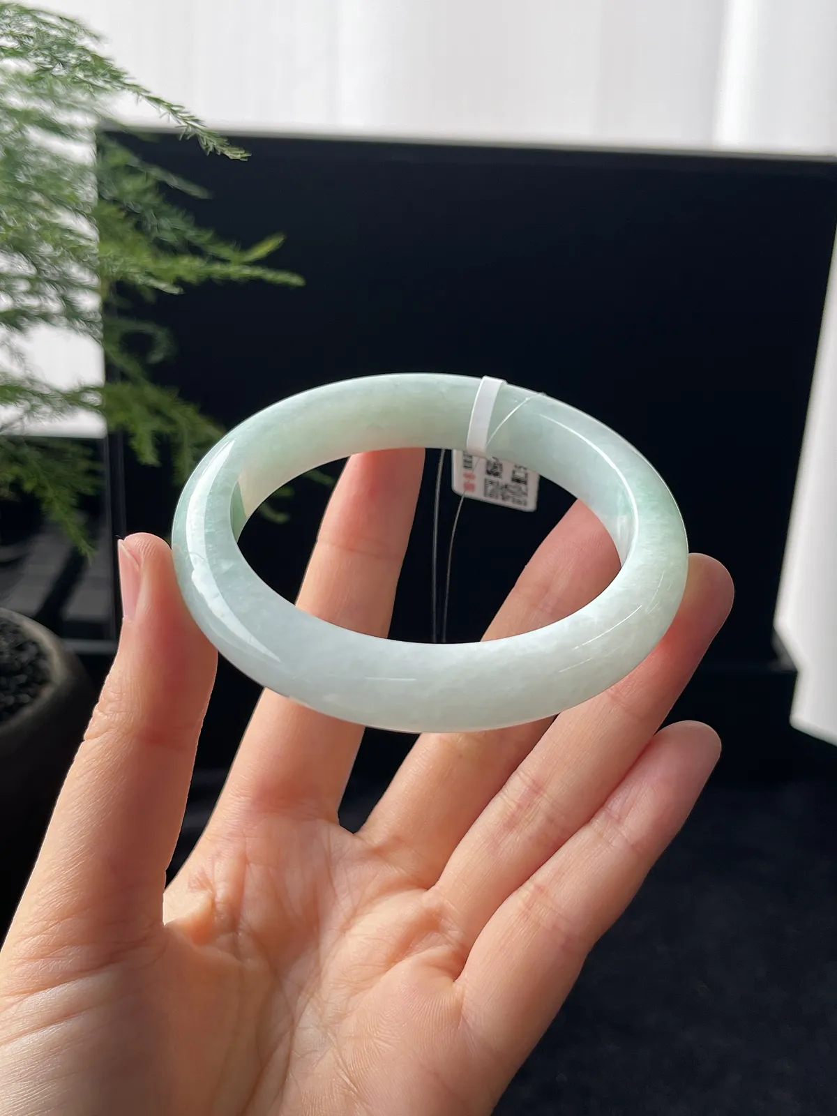正圈55圈口，翡翠糯化种淡绿色手镯