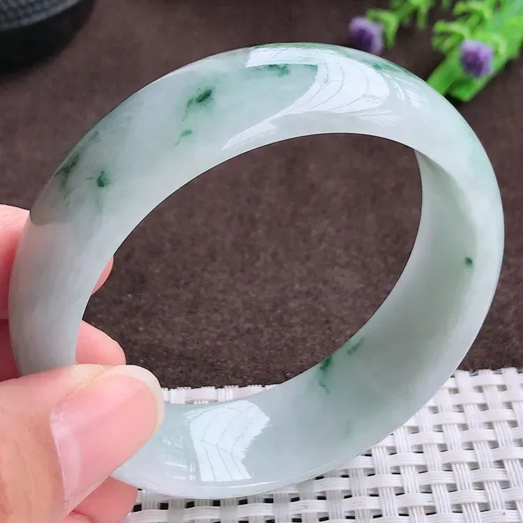 自然光，58.2圈口，老坑温润飘花轮胎手镯，翡翠美人镯，玉质细腻，冰莹起胶，色泽鲜美，均匀靓丽，雕工精湛，意境优美，清秀灵气，优雅气质，尺寸58.2/19.6/7.8