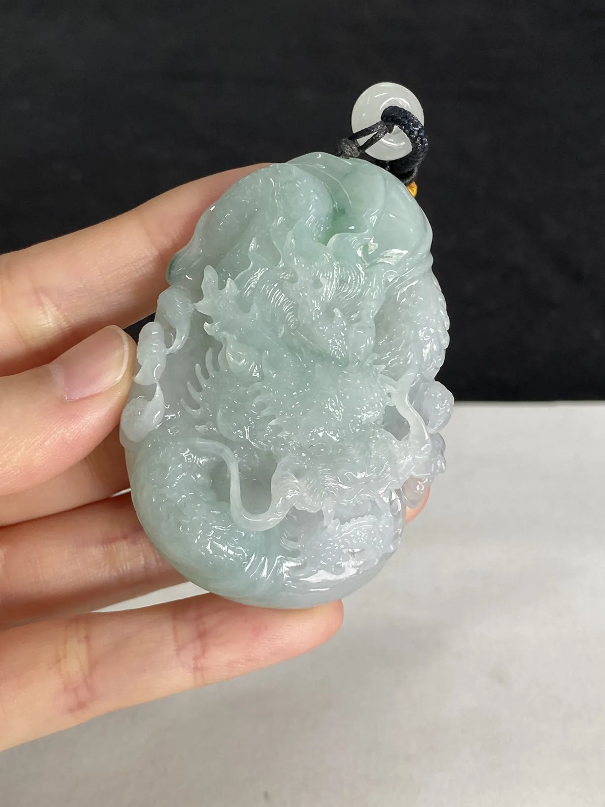 翡翠糯化种飘绿吊坠，配珠未测