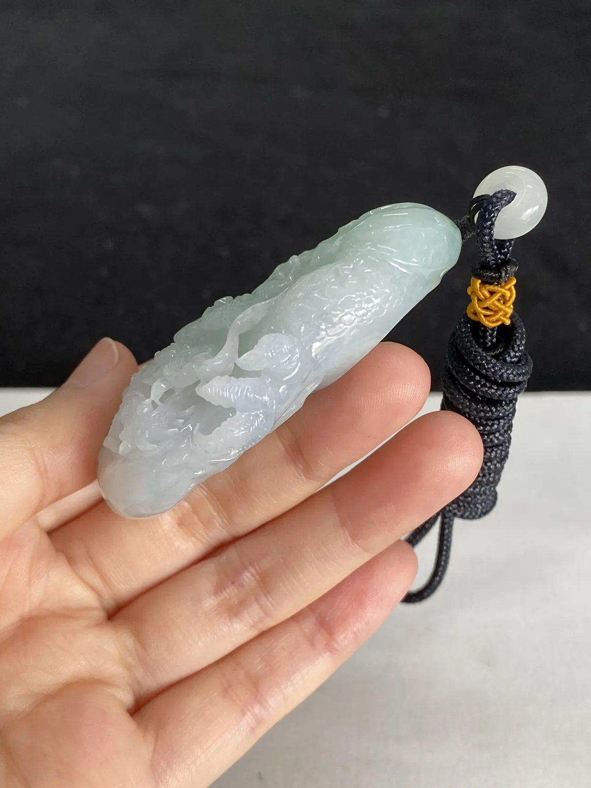 翡翠糯化种飘绿吊坠，配珠未测