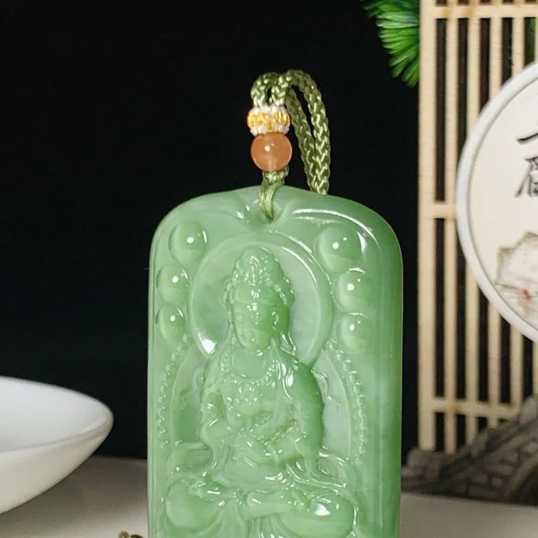 和田玉阳绿俄罗斯碧玉猫眼碧玉坐莲观音牌子挂件。尺寸55/33/12重40克。玉质细腻油润。手推出油。品相大气。lt250407