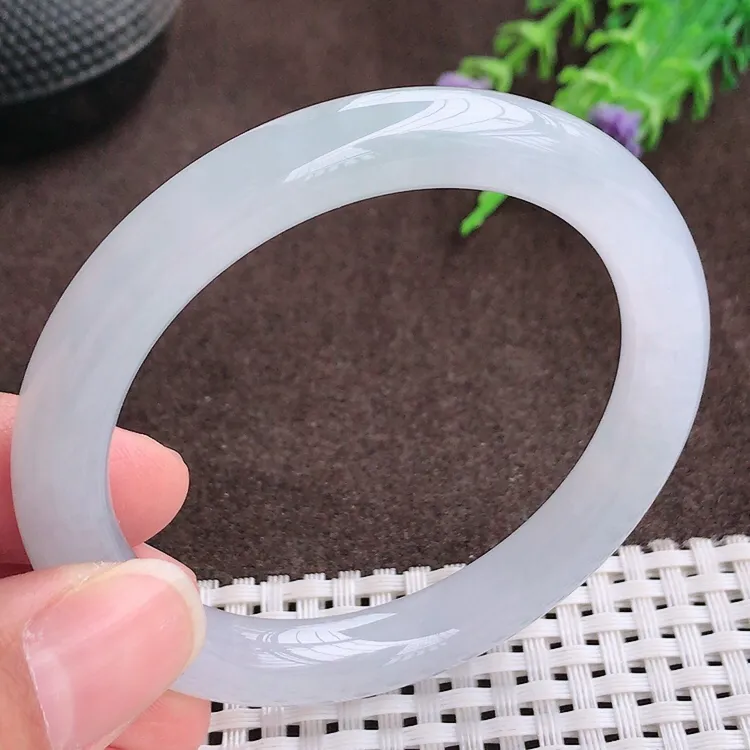 自然光，52.5圈口，老坑冰胶果冻胶圆条手镯，翡翠美人镯，玉质细腻，冰莹起胶，色泽鲜美，均匀靓丽，雕工精湛，意境优美，清秀灵气，优雅气质，尺寸52.5/9/8.6