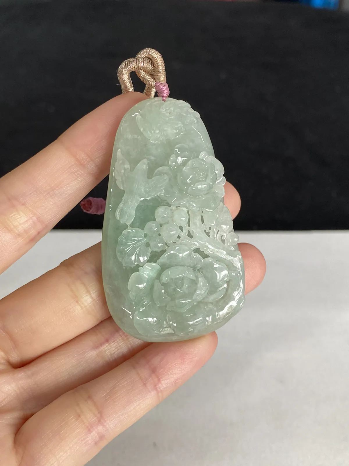 翡翠糯化种淡绿色吊坠，配珠未测