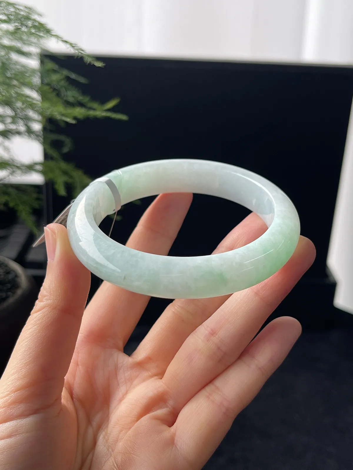 正圈55圈口，翡翠糯化种淡绿色手镯