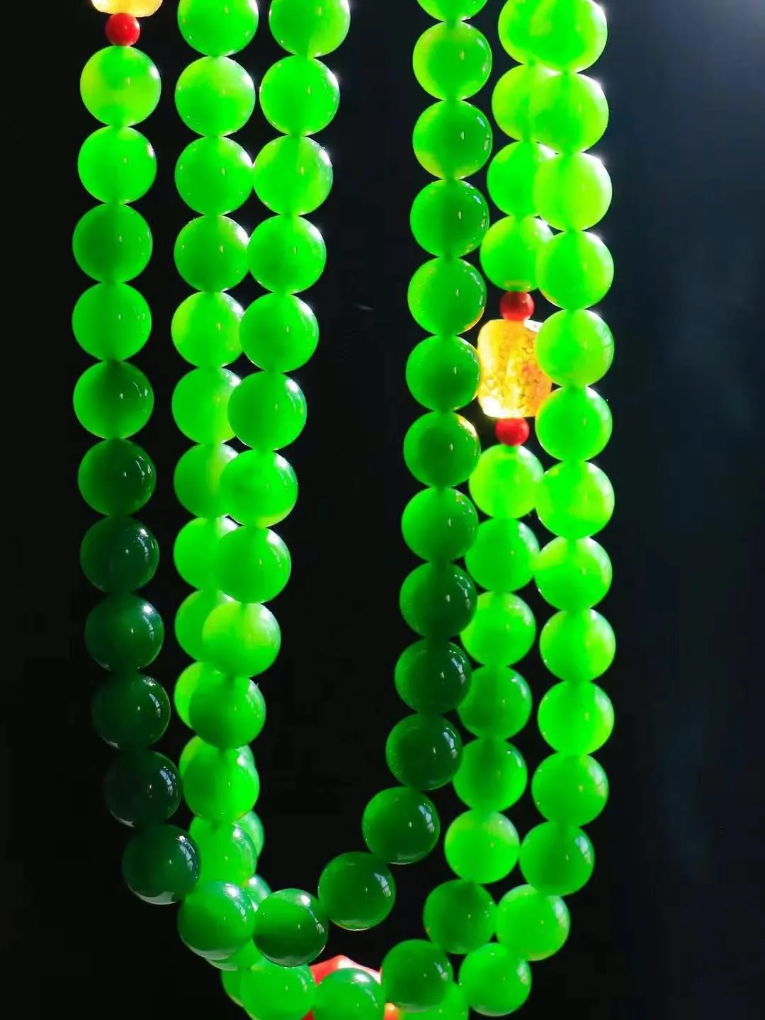 【鏈.108】

收藏級️和田玉碧玉圓珠108掛鏈 玉質溫潤細膩 油性十足 佩戴舒適。珠珠落玉盤，間關鶯語花底滑，一生美好時光，無論身在何處，都有它相伴相守。事事順遂，幸福美滿，吉祥如意。重180克 尺寸取一10mm FDT-7840793