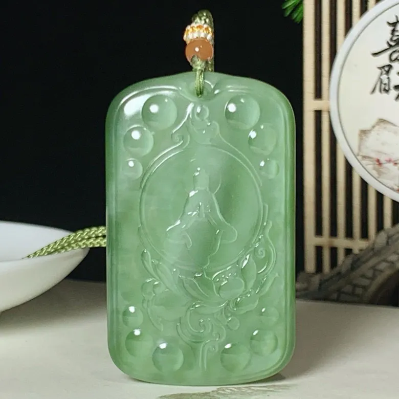 和田玉阳绿俄罗斯碧玉猫眼碧玉坐莲观音牌子挂件。尺寸55/33/12重40克。玉质细腻油润。手推出油。品相大气。lt250407