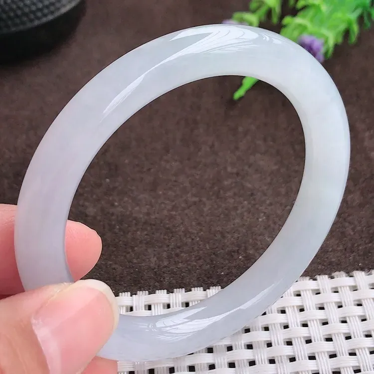 自然光，52.5圈口，老坑冰胶果冻胶圆条手镯，翡翠美人镯，玉质细腻，冰莹起胶，色泽鲜美，均匀靓丽，雕工精湛，意境优美，清秀灵气，优雅气质，尺寸52.5/9/8.6