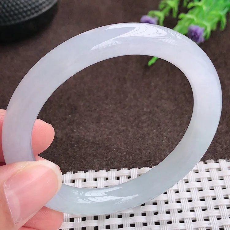 自然光，52.5圈口，老坑冰胶果冻胶圆条手镯，翡翠美人镯，玉质细腻，冰莹起胶，色泽鲜美，均匀靓丽，雕工精湛，意境优美，清秀灵气，优雅气质，尺寸52.5/9/8.6